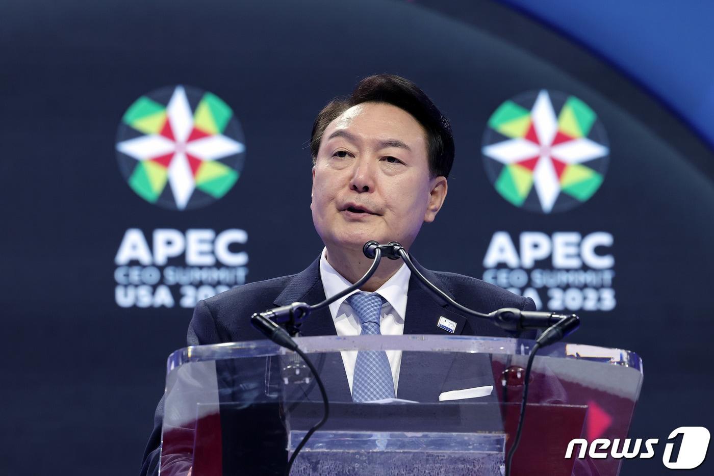 아시아태평양경제협력체&#40;APEC&#41; 정상회의 참석을 위해 미국을 방문 중인 윤석열 대통령이 지난 15일 오후&#40;현지시간&#41; 샌프란시스코 모스코니센터에서 열린 &#39;APEC 최고경영자&#40;CEO&#41; 서밋&#39;에서 기조연설을 하고 있다. &#40;대통령실 제공&#41; 2023.11.16/뉴스1 ⓒ News1 오대일 기자