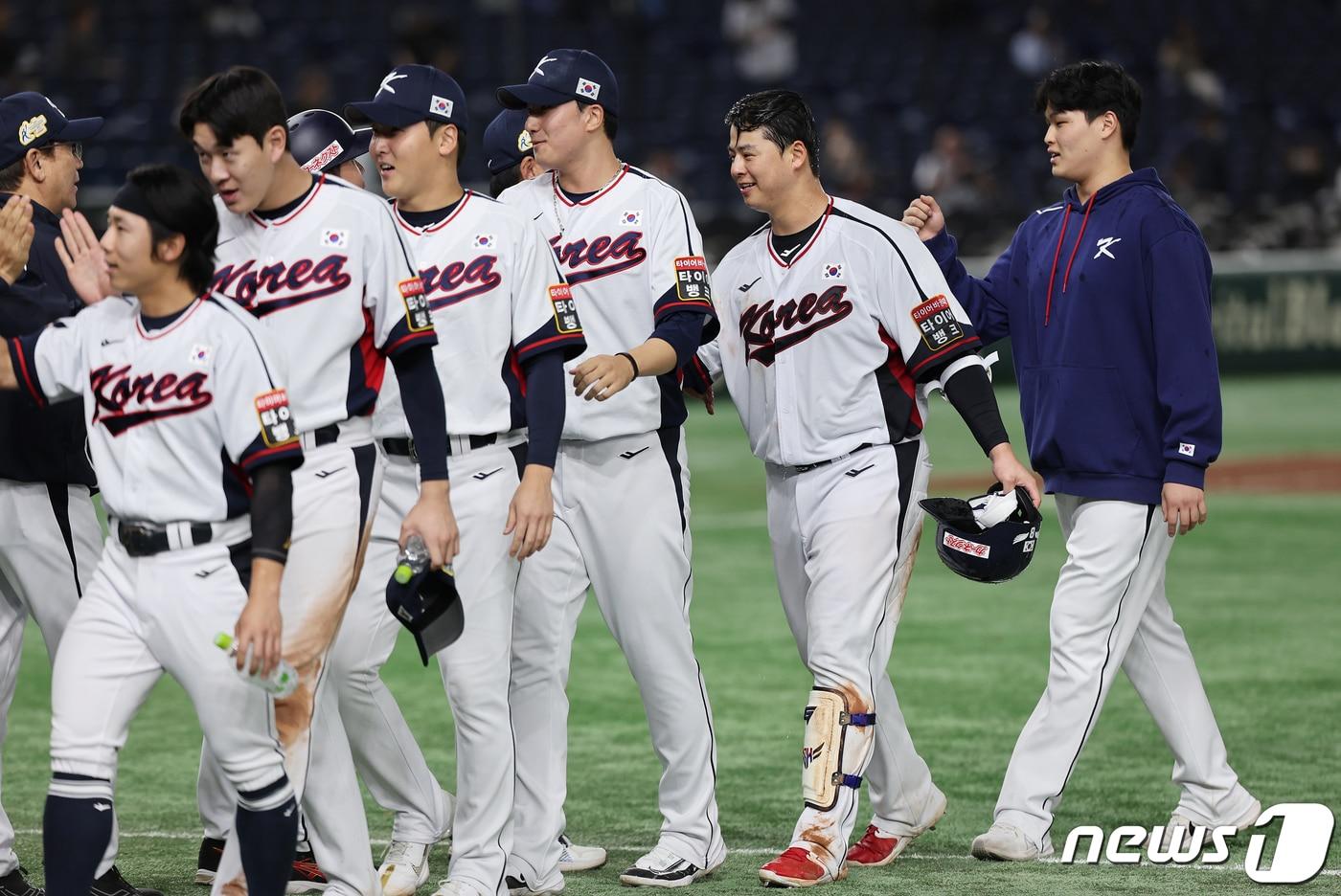 16일 오후 일본 도쿄돔에서 열린 &#39;2023 아시아프로야구챔피언십&#40;APBC&#41;&#39; 대한민국과 호주의 경기에서 승리를 거둔 대한민국 노시환을 비롯한 선수들이 류중일 감독과 인사하고 있다. 2023.11.16/뉴스1 ⓒ News1 이재명 기자