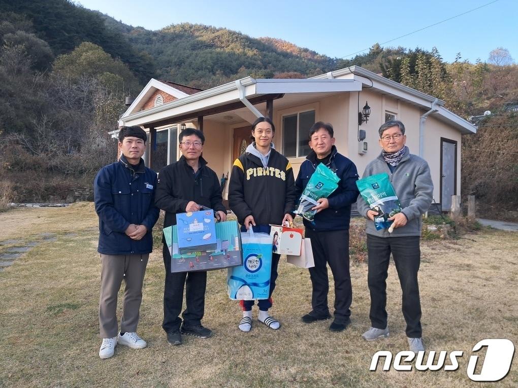 함양군 관계자들이 서하면 우전마을에서 태어난 아기와 부모를 위한 선물을 전달하고 있다.&#40;함양군 제공&#41;