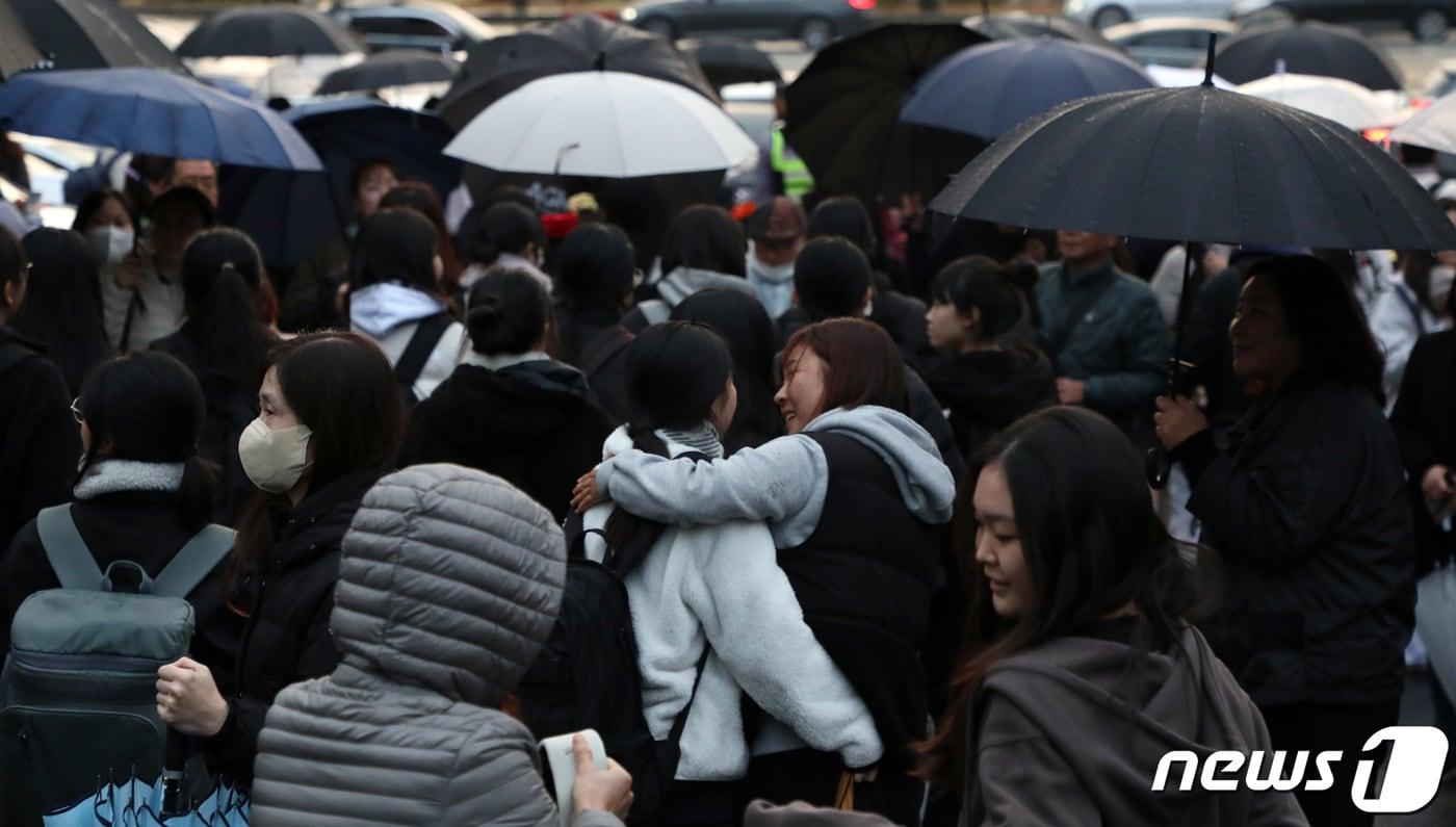 2024학년도 대학수학능력시험일인 16일 전북 전주시 한일고등학교에서 시험을 마친 수험생이 마중을 나온 어머니와 포옹을 하고 있다. 2023.11.16/뉴스1 ⓒ News1 유경석 기자