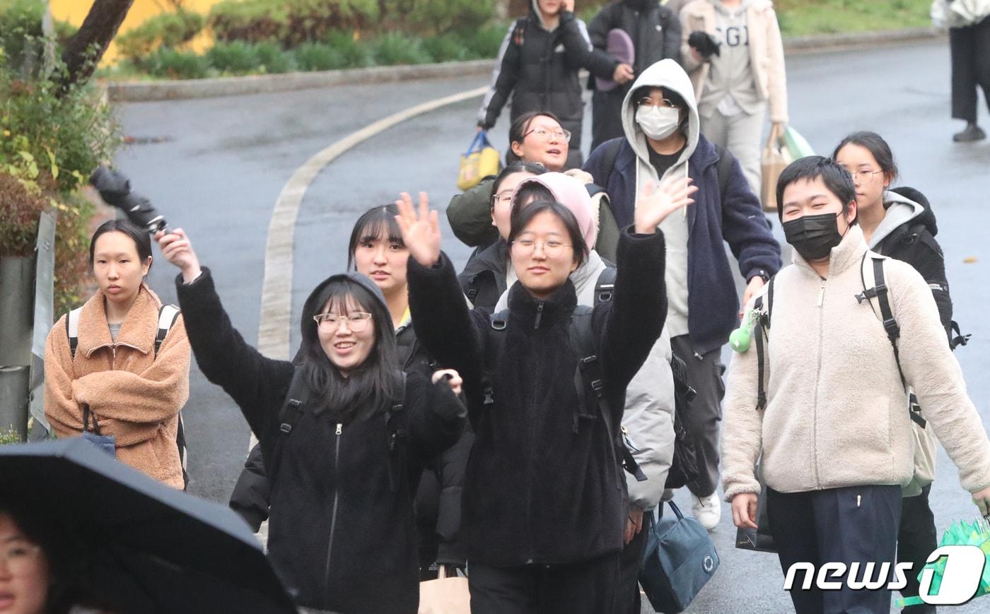 2024학년도 대학수학능력시험이 치러진 16일 광주시 남구 설월여자고등학교에 마련된 고사장에서 시험을 마친 수험생들이 환하게 웃고 있다. 2023.11.16/뉴스1 ⓒ News1 김태성 기자