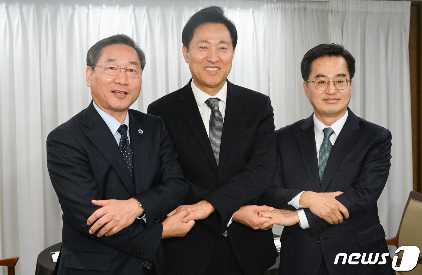 경기도가 추진 중인 산하 공공기관의 경기 북부 이전이 ‘김포시, 서울 편입’ 논란과 맞물려 혼선을 빚고 있다. 사진은 유정복 인천시장, 오세훈 서울시장, 김동연 경기도지사&#40;왼쪽부터&#41;가 16일 오후 서울 중구 프레스센터에서 가진 3자 회동에 앞서 손을 맞잡고 있는 모습. &#40;공동취재&#41; 2023.11.16/뉴스1 ⓒ News1 김도우 기자