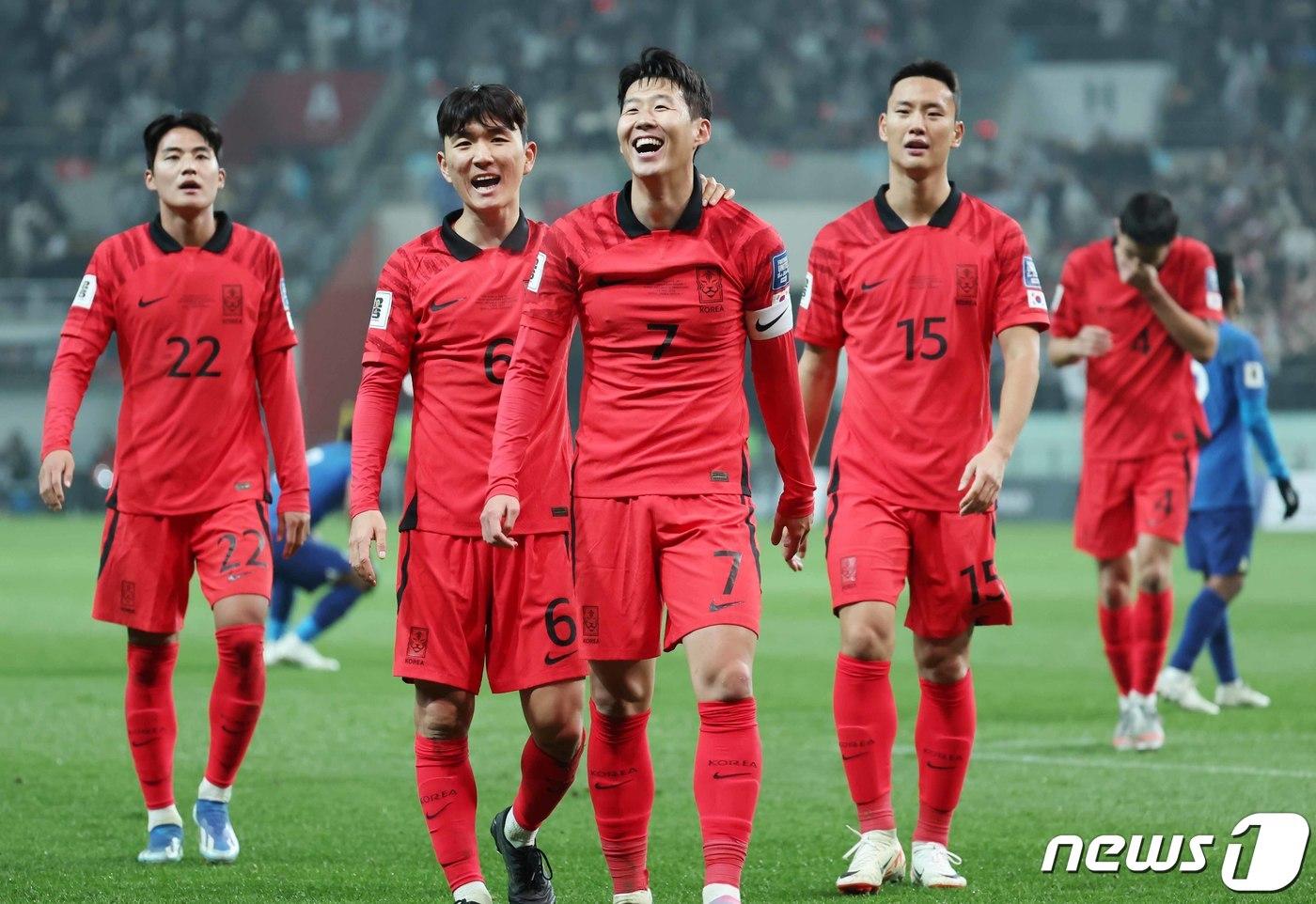 16일 서울 마포구 서울월드컵경기장에서 열린 2026 FIFA 북중미 월드컵 아시아 지역 2차 예선 C조 조별리그 대한민국과 싱가포르의 경기에서 손흥민이 슛을 성공시킨 뒤 동료들과 기쁨을 나누고 있다. 2023.11.16/뉴스1 ⓒ News1 민경석 기자