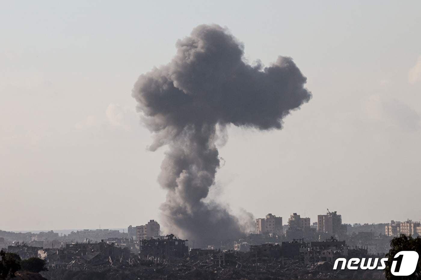 16일&#40;현지시간&#41; 이스라엘군의 폭격을 받아 연기가 피어오르고 있는 팔레스타인 가자지구의 모습. 2023.11.16/뉴스1 ⓒ AFP=뉴스1 ⓒ News1 김민수 기자