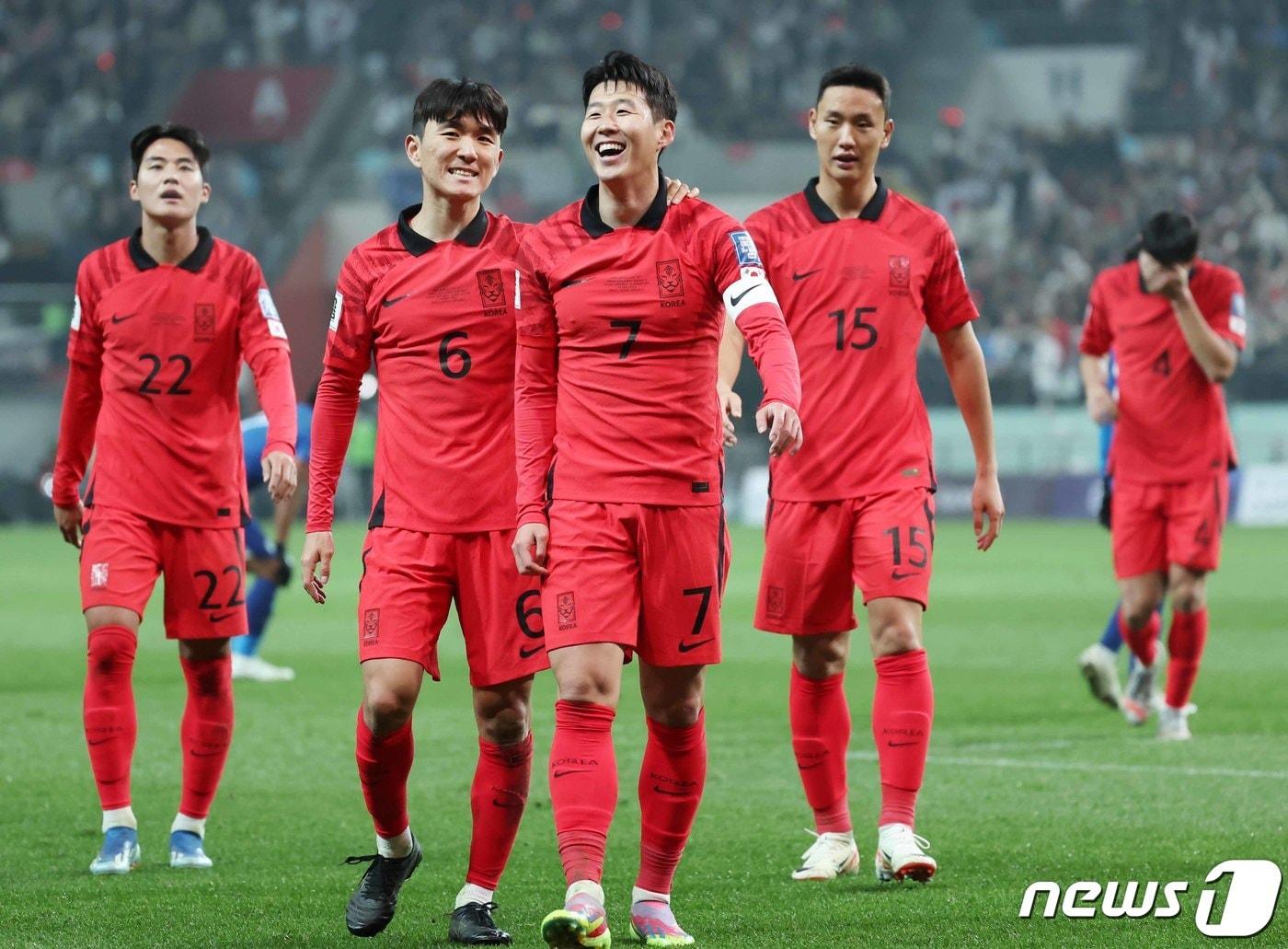 16일 서울 마포구 서울월드컵경기장에서 열린 2026 FIFA 북중미 월드컵 아시아 지역 2차 예선 C조 조별리그 대한민국과 싱가포르의 경기에서 손흥민이 슛을 성공시킨 뒤 동료들과 함께 기뻐하고 있다. 2023.11.16/뉴스1 ⓒ News1 민경석 기자