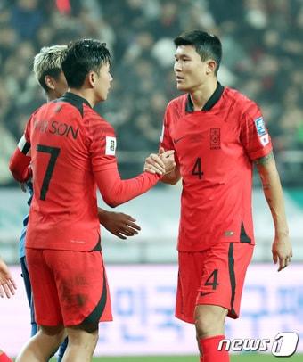 대한민국 축구대표팀 손흥민이 16일 서울 마포구 서울월드컵경기장에서 열린 2026 FIFA 북중미 월드컵 아시아 지역 2차 예선 C조 조별리그 대한민국과 싱가포르의 경기에서 5-0으로 승리한 후 김민재와 하이파이브를 하고 있다. 2023.11.16/뉴스1 ⓒ News1 김성진 기자