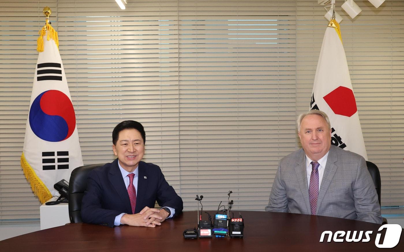 김기현 국민의힘 대표와 인요한 혁신위원장이 17일 서울 여의도 당사에서 면담을 하고 있다. &#40;공동취재&#41; 2023.11.17/뉴스1 ⓒ News1 송원영 기자