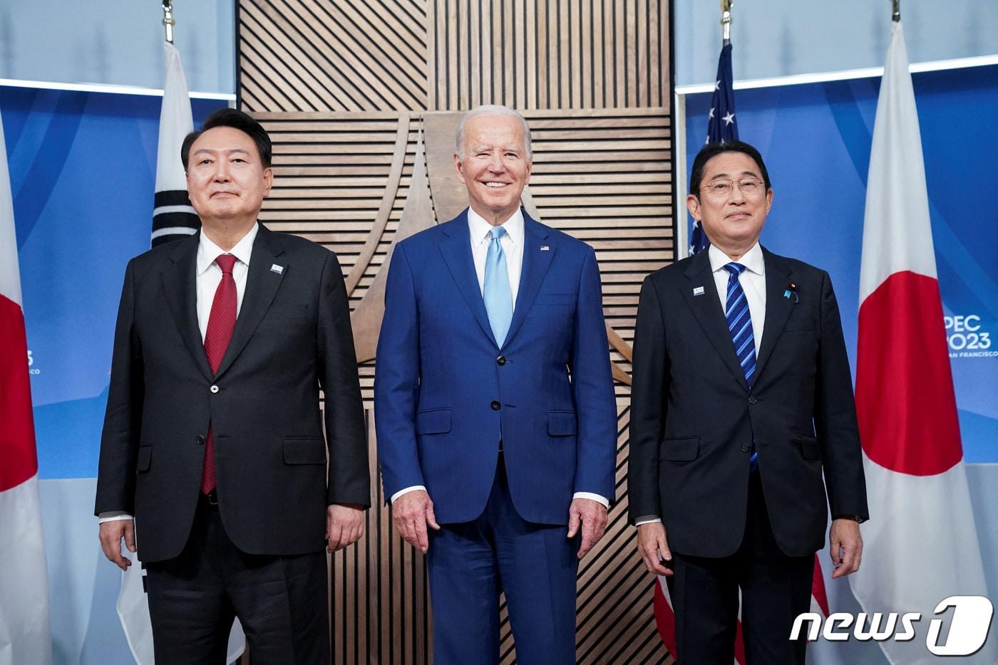 윤석열 대통령&#40;왼쪽부터&#41;과 조 바이든 미국 대통령, 기시다 후미오 일본 총리가 16일 오후&#40;현지시간&#41; 미국 샌프란시스코에서 아시아·태평양경제협력체&#40;APEC&#41; 정상회의 주간에 열린 한미일 정상 회동에서 기념 촬영하고 있다. ⓒ 로이터=뉴스1 ⓒ News1 안은나 기자