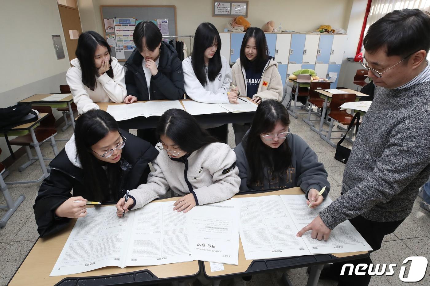 17일 오전 대구 수성구 정화여고 3학년 교실에서 수험생들이 전날 치른 2024학년도 대학수학능력시험&#40;수능&#41; 가채점을 하고 있다. 2023.11.17/뉴스1 ⓒ News1 공정식 기자