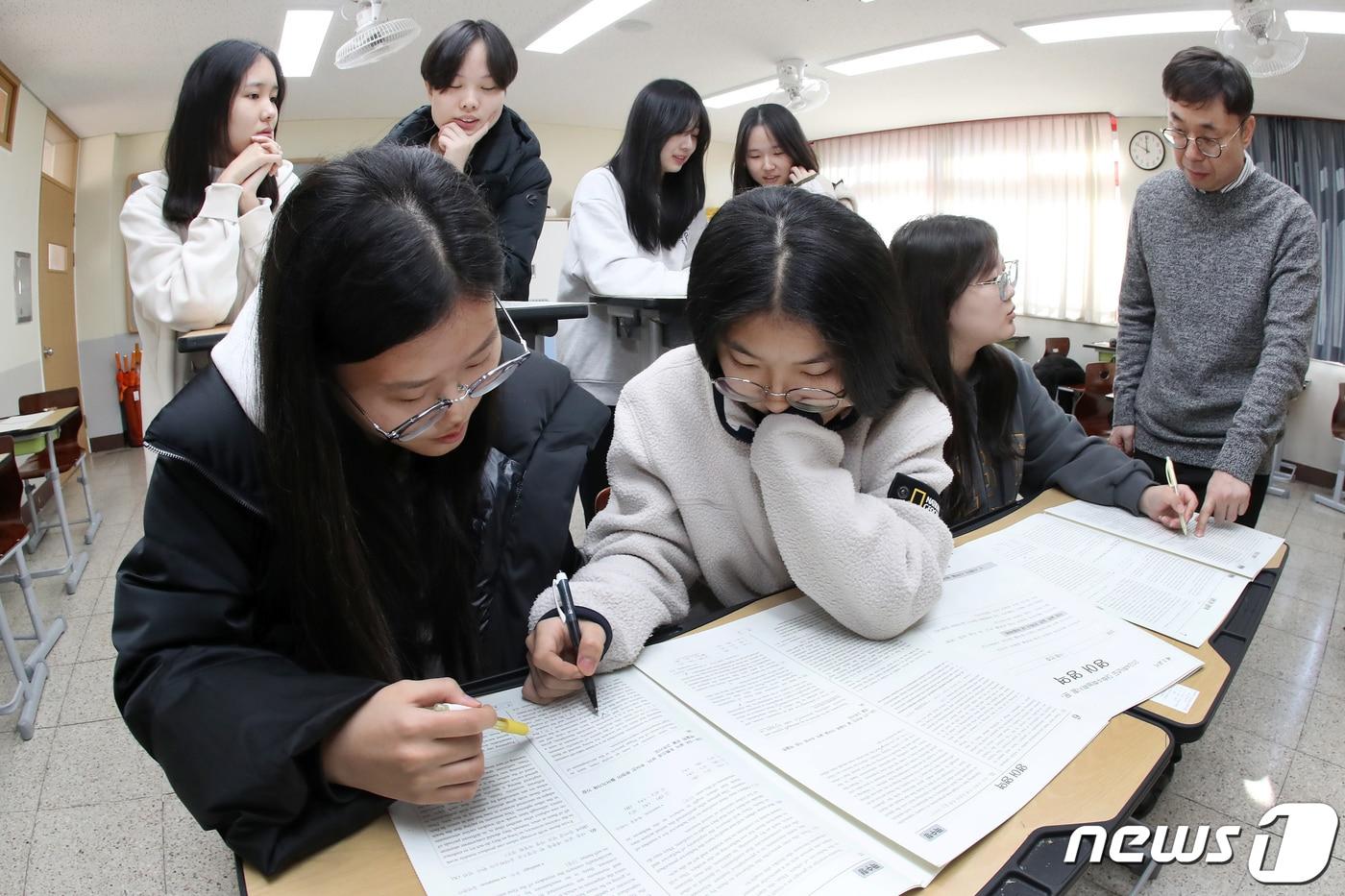 17일 오전 대구 수성구 정화여고 3학년 교실에서 수험생들이 전날 치른 2024학년도 대학수학능력시험&#40;수능&#41; 가채점을 하고 있다. 2023.11.17/뉴스1 ⓒ News1 공정식 기자