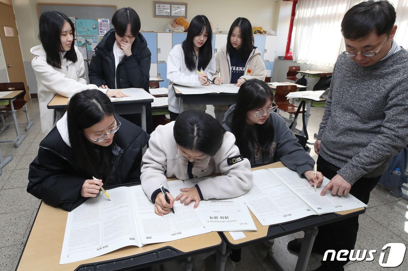 17일 오전 대구 수성구 정화여고 3학년 교실에서 수험생들이 전날 치른 2024학년도 대학수학능력시험&#40;수능&#41; 가채점을 하고 있다. 2023.11.17/뉴스1 ⓒ News1 공정식 기자