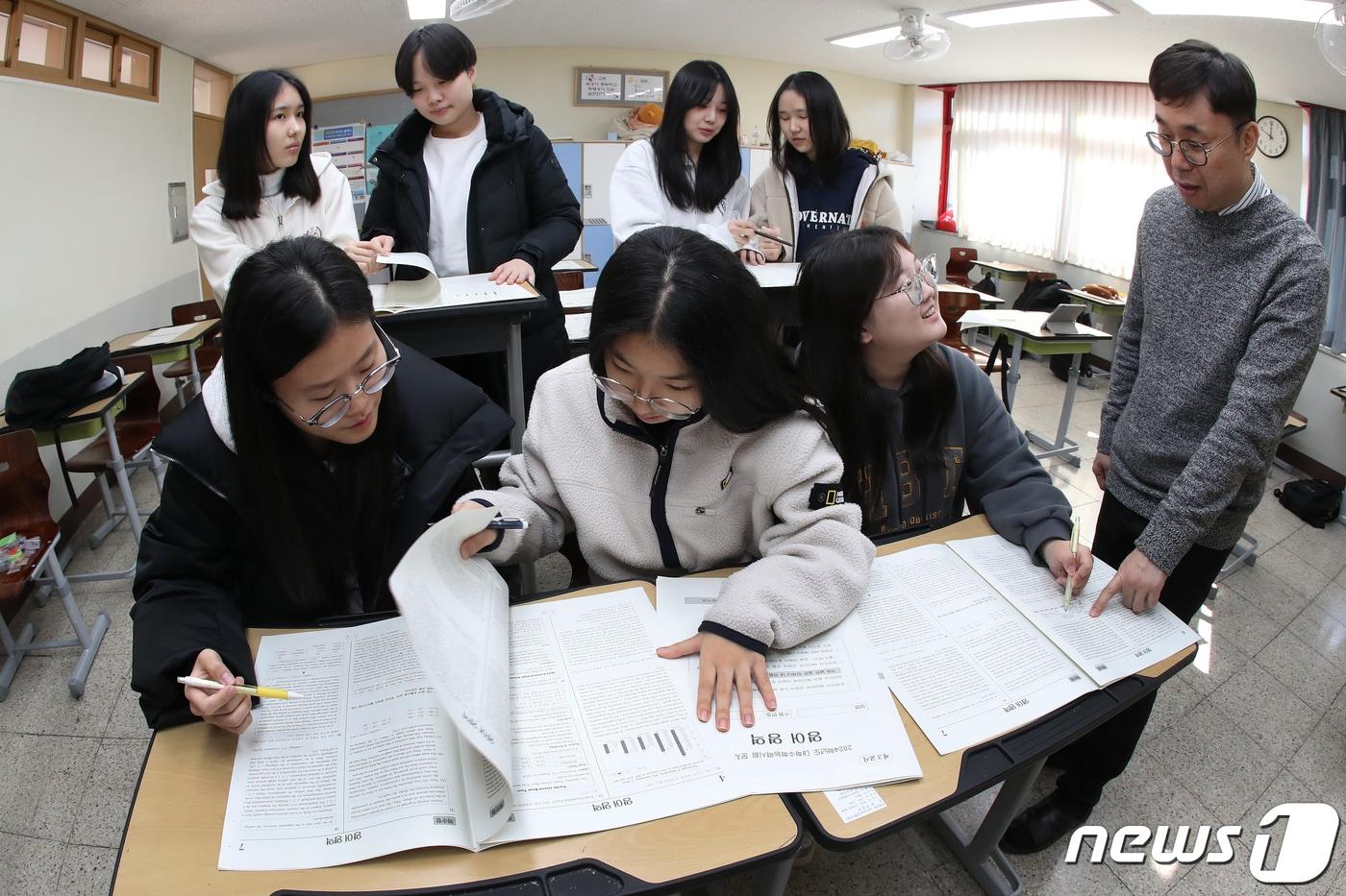 17일 오전 대구 수성구 정화여고 3학년 교실에서 수험생들이 전날 치른 2024학년도 대학수학능력시험&#40;수능&#41; 가채점을 하고 있다. 2023.11.17/뉴스1 ⓒ News1 공정식 기자