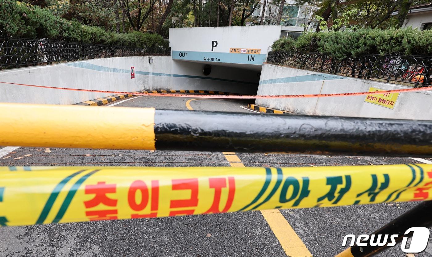 17일 오전 기둥이 파손되는 사고가 발생한 경기 고양시 일산서구 주엽동의 한 아파트 단지 내 지하주차장이 출입 통제되고 있다. 시와 경찰에 따르면 지하주차장의 기둥 상부가 무너지면서 철근이 노출되는 등 붕괴 조짐을 보이고 있으며, 인명피해는 발생하지 않았지만 시와 경찰 등 관계당국이 해당 주차장에 있는 차량이동과 다른 차량의 진입을 통제하고 있다. 2023.11.17/뉴스1 ⓒ News1 김진환 기자