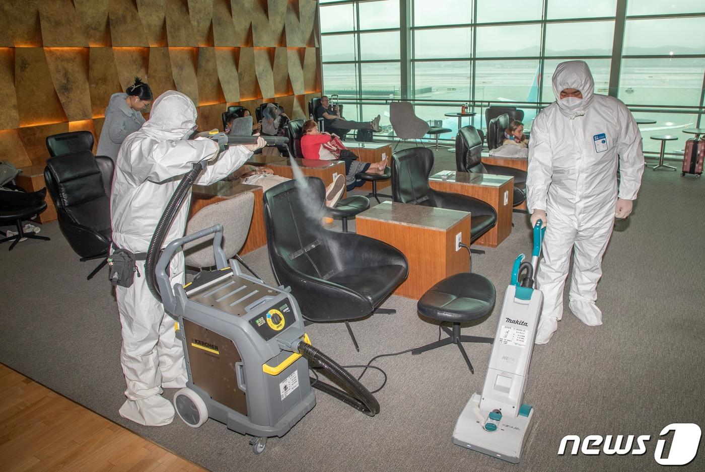 17일 인천국제공항 제2터미널 환승라운지에서 공항 관계자들이 빈대 방역 활동을 하고 있다. &#40;공동취재&#41; 2023.11.17/뉴스1 ⓒ News1 박정호 기자