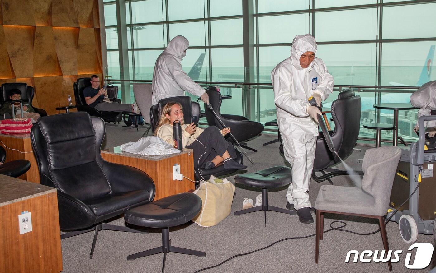 인천국제공항 제2터미널 환승라운지에서 이학재 사장을 비롯한 공항 관계자들이 빈대 방역 활동을 하고 있다. &#40;공동취재&#41; 2023.11.17/뉴스1 ⓒ News1 박정호 기자