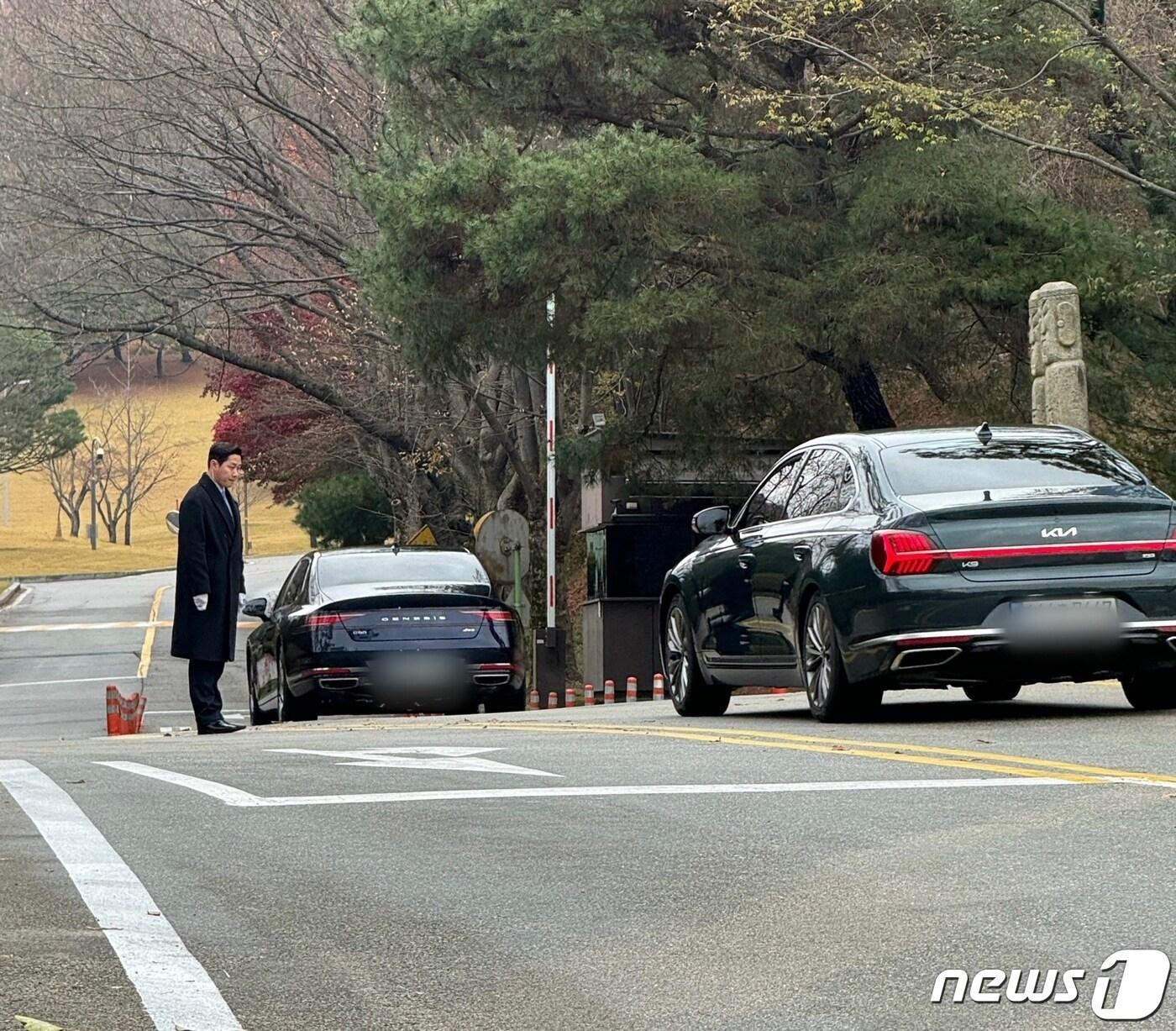 삼성그룹 창업주 호암 이병철 선대 회장의 36주기 추도식이 열린 17일 오후 경기 용인시 처인구 호암미술관 인근 선영으로 차량들이 들어가고 있다.  2023.11.17/뉴스1 ⓒ News1 강태우 기자 