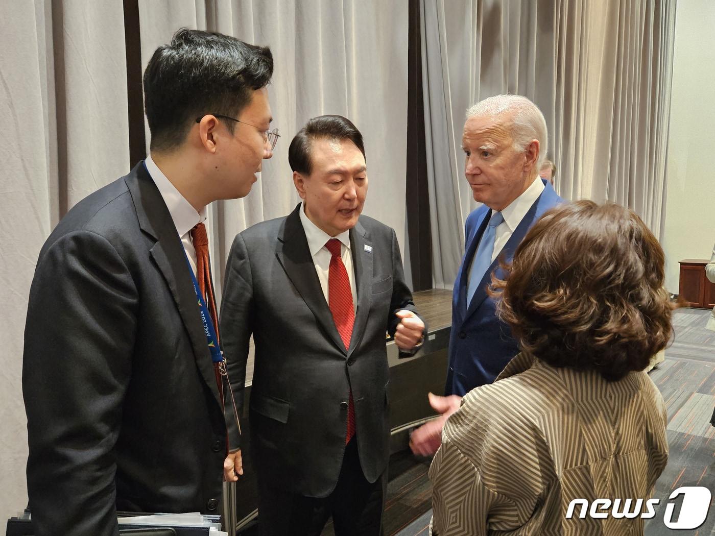 아시아·태평양경제협력체&#40;APEC&#41; 정상회의 참석차 방미 중인 윤석열 대통령이 16일 오후&#40;현지시간&#41; 미국 샌프란시스코 모스코니센터에서 조 바이든 미국 대통령과 환담을 나누고 있다. &#40;대통령실 제공&#41; 2023.11.17/뉴스1 ⓒ News1 안은나 기자