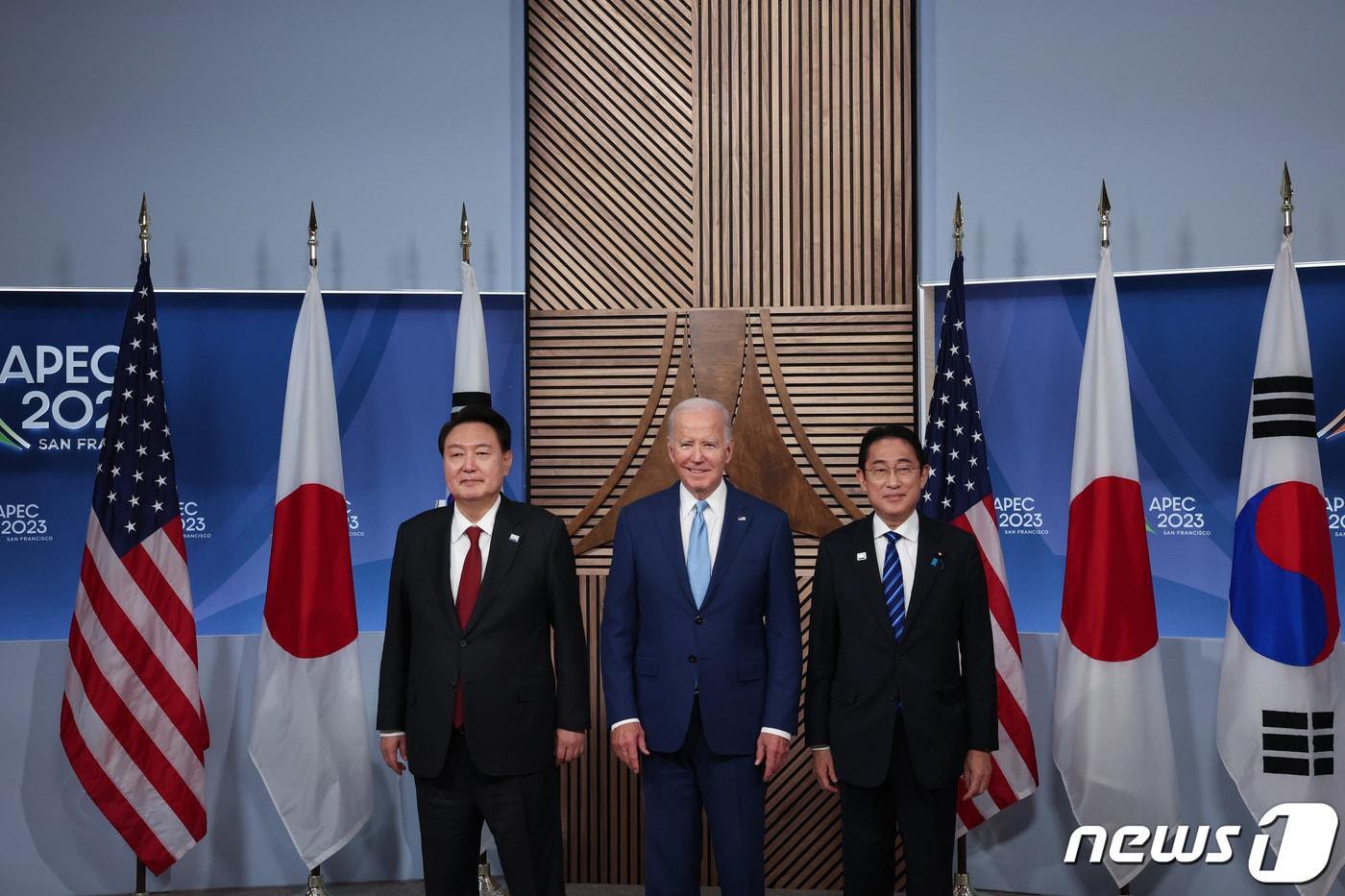 윤석열 대통령&#40;왼쪽부터&#41;과 조 바이든 미국 대통령, 기시다 후미오 일본 총리가 지난해 11월16일 오후&#40;현지시간&#41; 미국 샌프란시스코에서 아시아·태평양경제협력체&#40;APEC&#41; 정상회의 주간에 열린 한미일 정상 회동에서 기념 촬영하고 있다. &#40;대통령실 제공&#41; 2023.11.17/뉴스1 ⓒ News1 안은나 기자