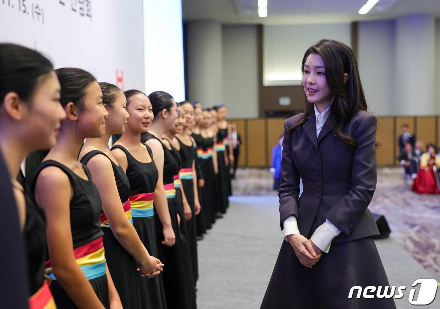 김건희 여사가 15일&#40;현지시간&#41; 미국 샌프란시스코의 한 호텔에서 열린 샌프란시스코 동포 초청 오찬간담회에서 합창단을 격려하고 있다. &#40;대통령실 제공&#41; 2023.11.16/뉴스1 ⓒ News1 안은나 기자