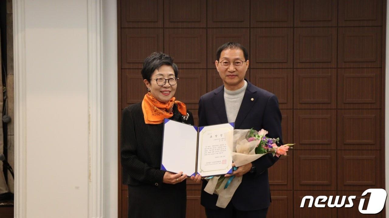 김성주 민주당 의원&#40;오른쪽&#41;이 ‘사단법인 소비자와함께’로부터 소비자권익증진상을 수상하고 있다.&#40;의원실제공&#41;2023.11.17/뉴스1