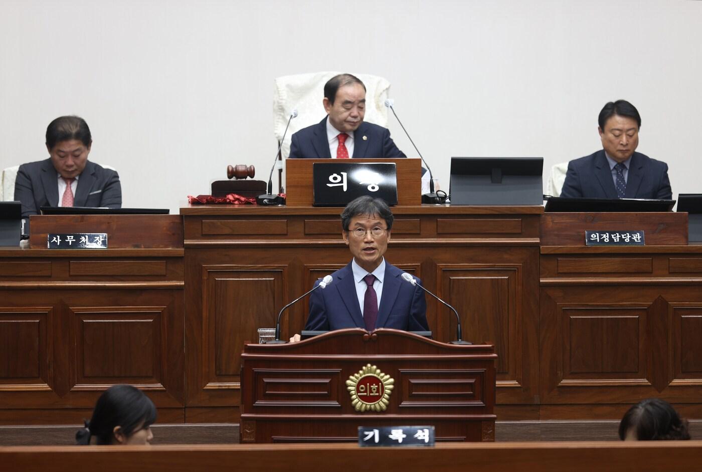 천창수 울산교육감이 17일 울산광역시의회 본회의장에서 열린 제242회 시의회 제2차 정례회 제2차 본회의에서 내년도 교육비 특별회계 예산안 제출에 따른 시정연설을 하고 있다.&#40;울산시교육청 제공&#41;