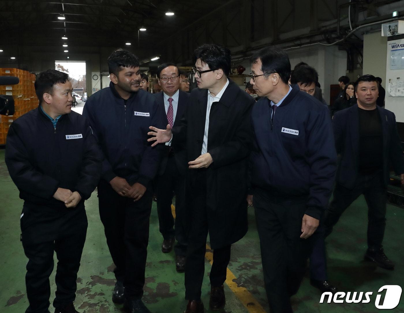 한동훈 법무부 장관이 17일 대구 달성군 달성산업단지를 방문해 관계자들과 대화하고 있다. &#40;법무부 제공&#41; 2023.11.17/뉴스1