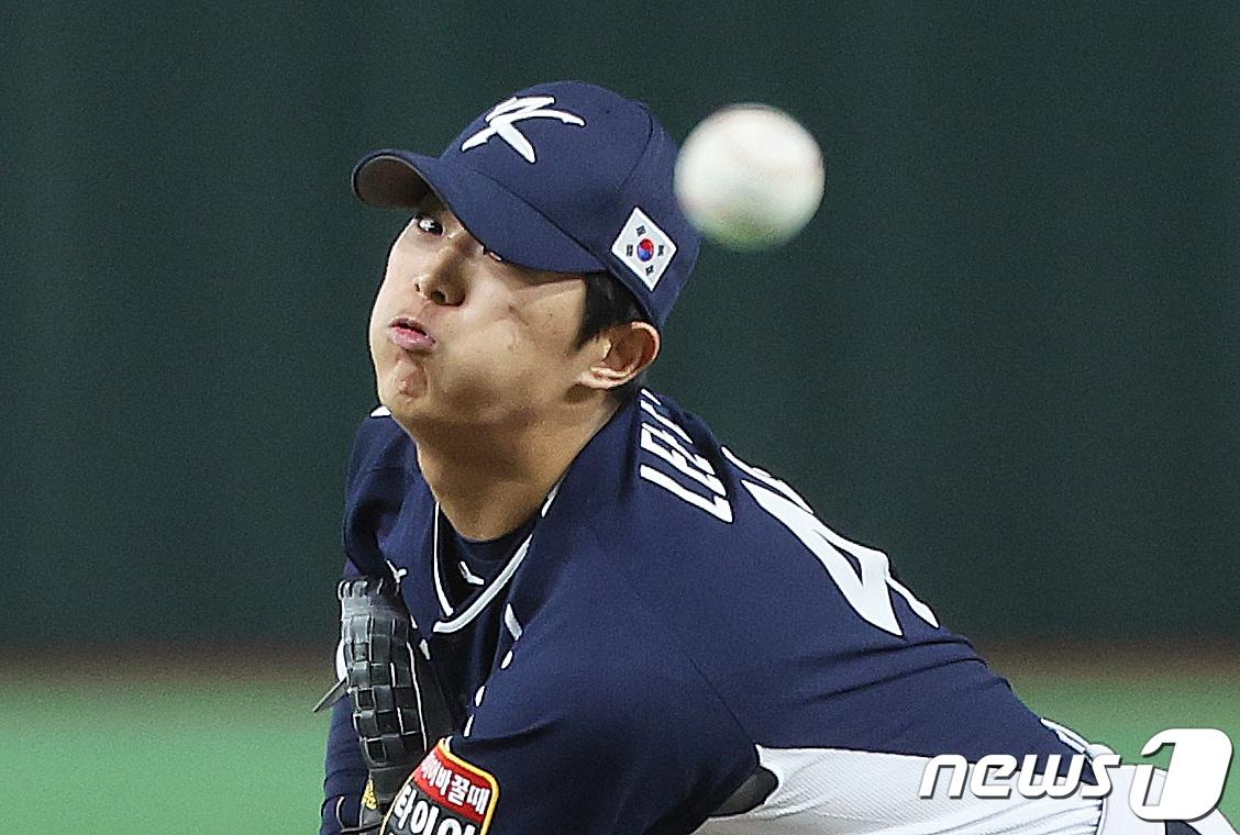 17일 오후 일본 도쿄돔에서 열린 &#39;2023 아시아프로야구챔피언십&#40;APBC&#41;&#39; 대한민국과 일본의 경기에서 대한민국 선발 투수로 나선 이의리가 역투하고 있다. 2023.11.17/뉴스1 ⓒ News1 이재명 기자