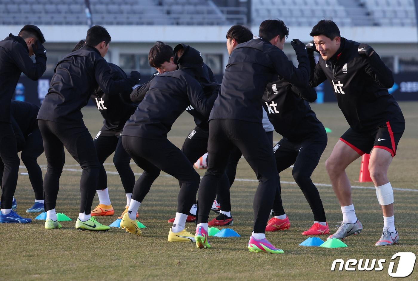 대한민국 축구대표팀 김민재 등 선수들이 18일 오후 서울 양천구 목동종합운동장에서 열린 오픈 트레이닝에서 몸을 풀고 있다. 2023.11.18/뉴스1 ⓒ News1 김민지 기자