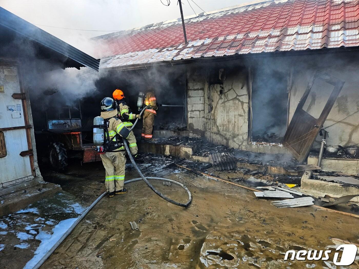 18일 오후 2시16분쯤 충북 보은군 수한면 광촌리의 한 단독주택에서 불이 나 소방대원이 화재를 진압하고 있다.&#40;보은소방서 제공&#41;.2023.11.18./뉴스1