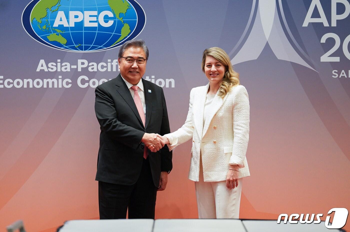 박진 외교부 장관이 지난 15일 미국 샌프란시스코에서 열린 APEC 정상회의 계기 한-캐나다 외교장관 회담에서 멜라니 졸리 캐나다 외교장관과 기념촬영을 하고 있다. &#40;외교부 제공&#41; 2023.11.19/뉴스1