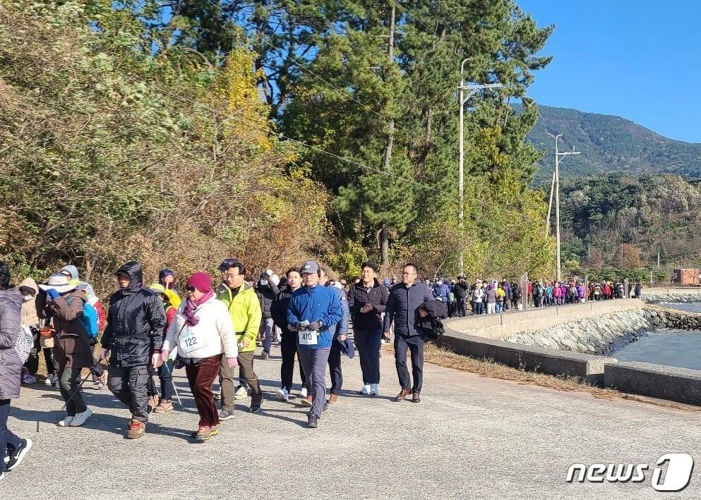 지난 18일 남해군 이순신 순국공원 일원에서 이순신 순례길 걷기 행사가 진행되고 있다.&#40;경남도 제공&#41;