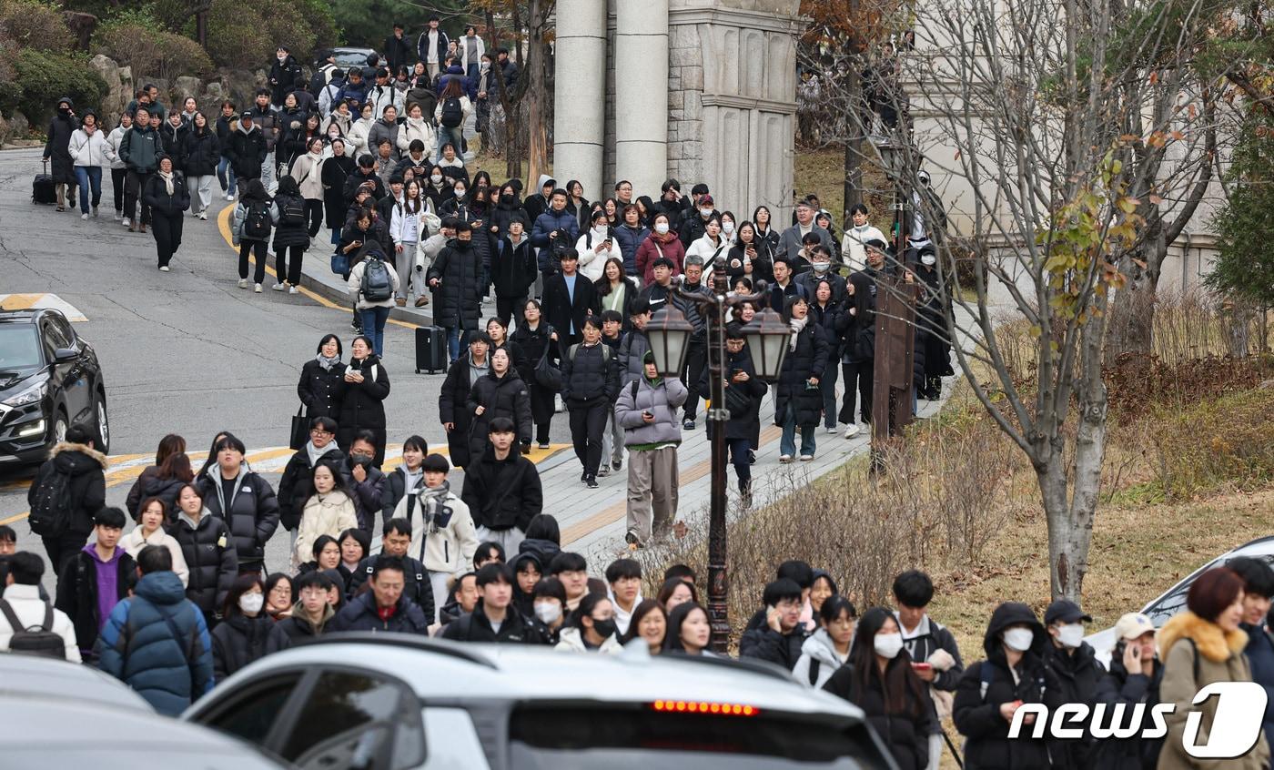 지난해 11월 2024학년도 수시모집 논술고사가 열린 서울 동대문구의 한 대학에서 시험을 마친 수험생들이 고사장을 빠져나오고 있다. /뉴스1 ⓒ News1 김도우 기자