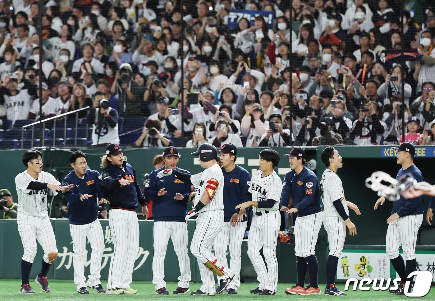 19일 오후 일본 도쿄돔에서 열린 &#39;2023 아시아프로야구챔피언십&#40;APBC&#41;&#39; 결승전 대한민국과 일본의 경기 5회말 2사 주자없는 상황, 일본 마키가 솔로포를 친 후 동료 선수들과 기뻐하고 있다. 2023.11.19/뉴스1 ⓒ News1 이재명 기자