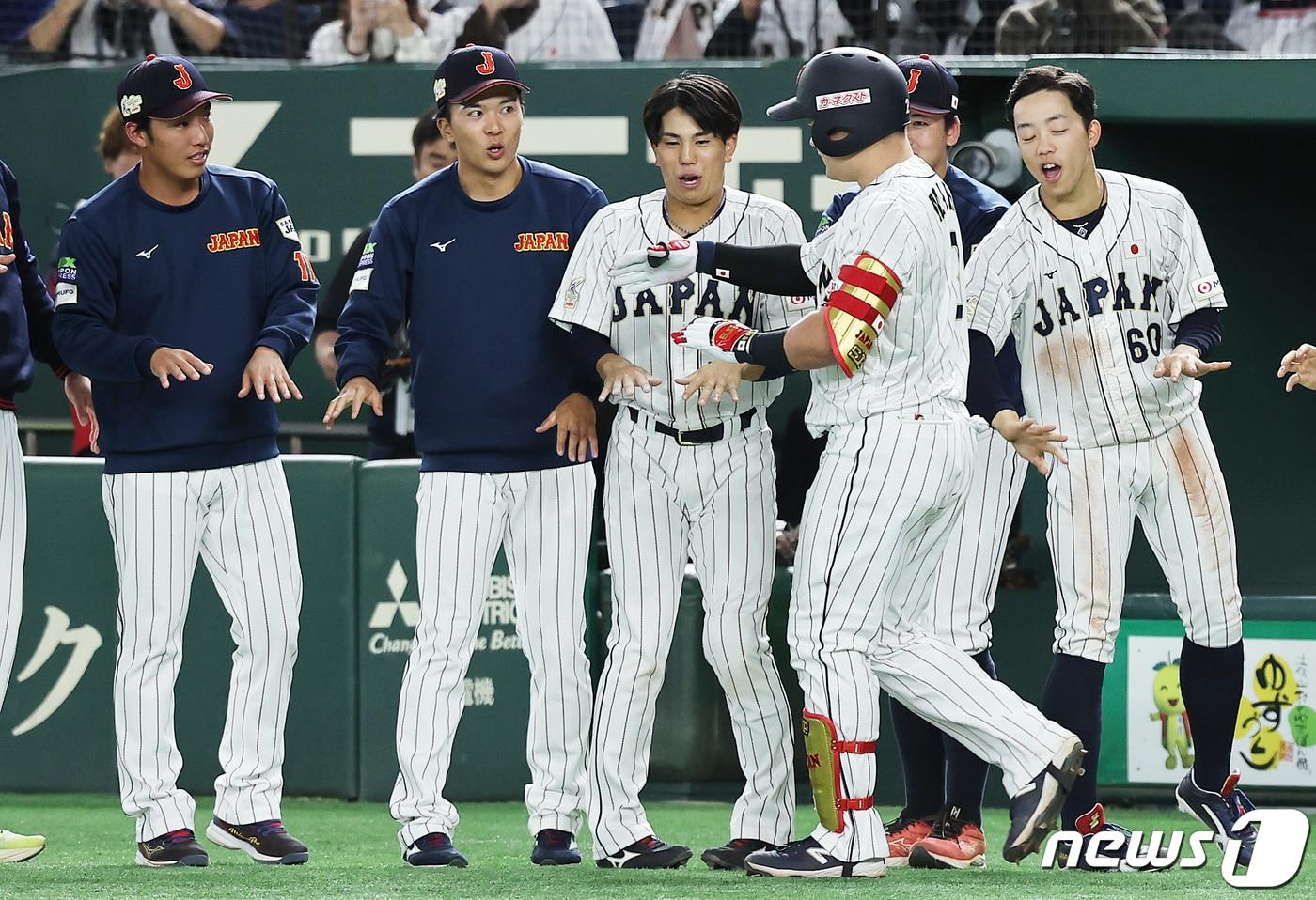 19일 오후 일본 도쿄돔에서 열린 &#39;2023 아시아프로야구챔피언십&#40;APBC&#41;&#39; 결승전 대한민국과 일본의 경기 5회말 2사 주자없는 상황, 일본 마키가 솔로포를 친 후 동료 선수들과 기뻐하고 있다. 2023.11.19/뉴스1 ⓒ News1 이재명 기자