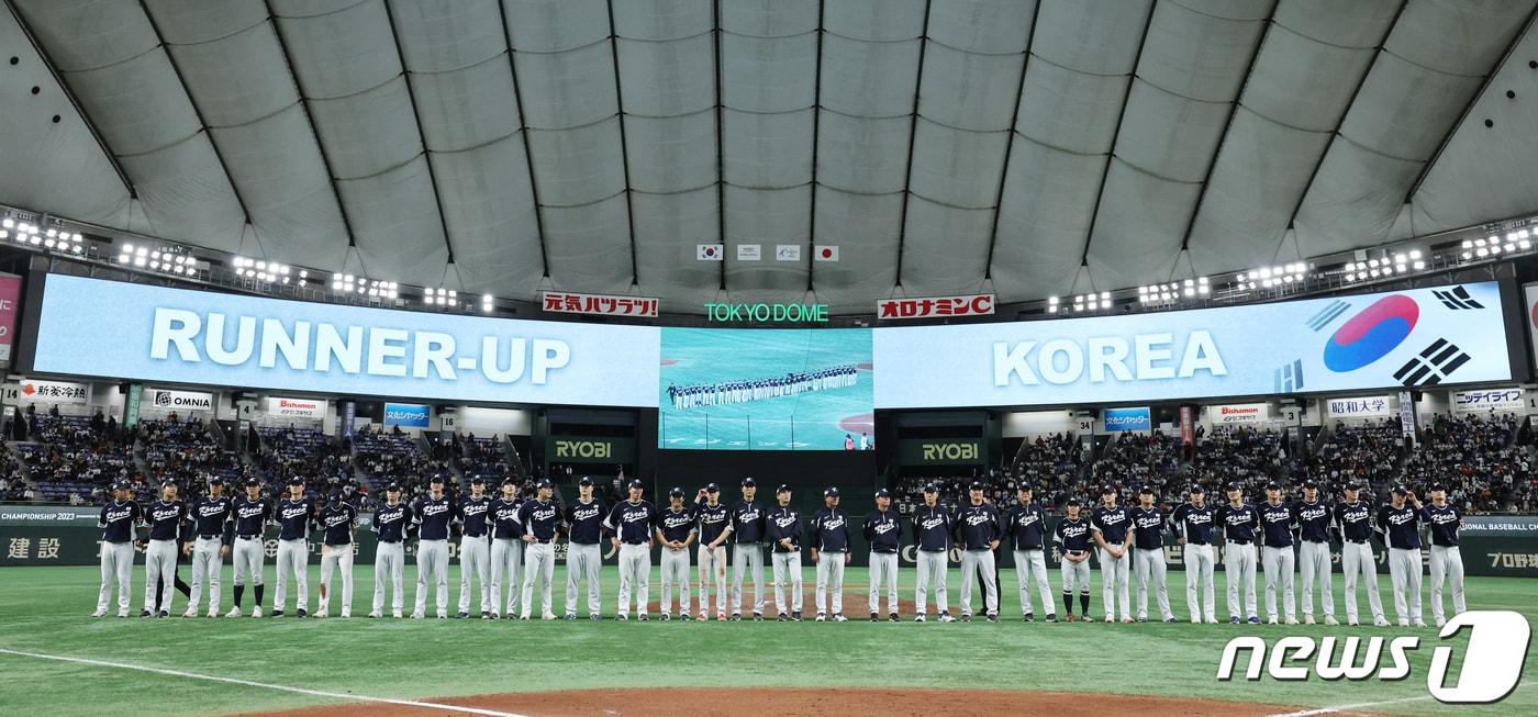 19일 오후 일본 도쿄돔에서 열린 &#39;2023 아시아프로야구챔피언십&#40;APBC&#41;&#39; 시상식에서 준우승을 차지한 대한민국 야구대표팀 선수들이 도열해 있다. 2023.11.19/뉴스1 ⓒ News1 이재명 기자