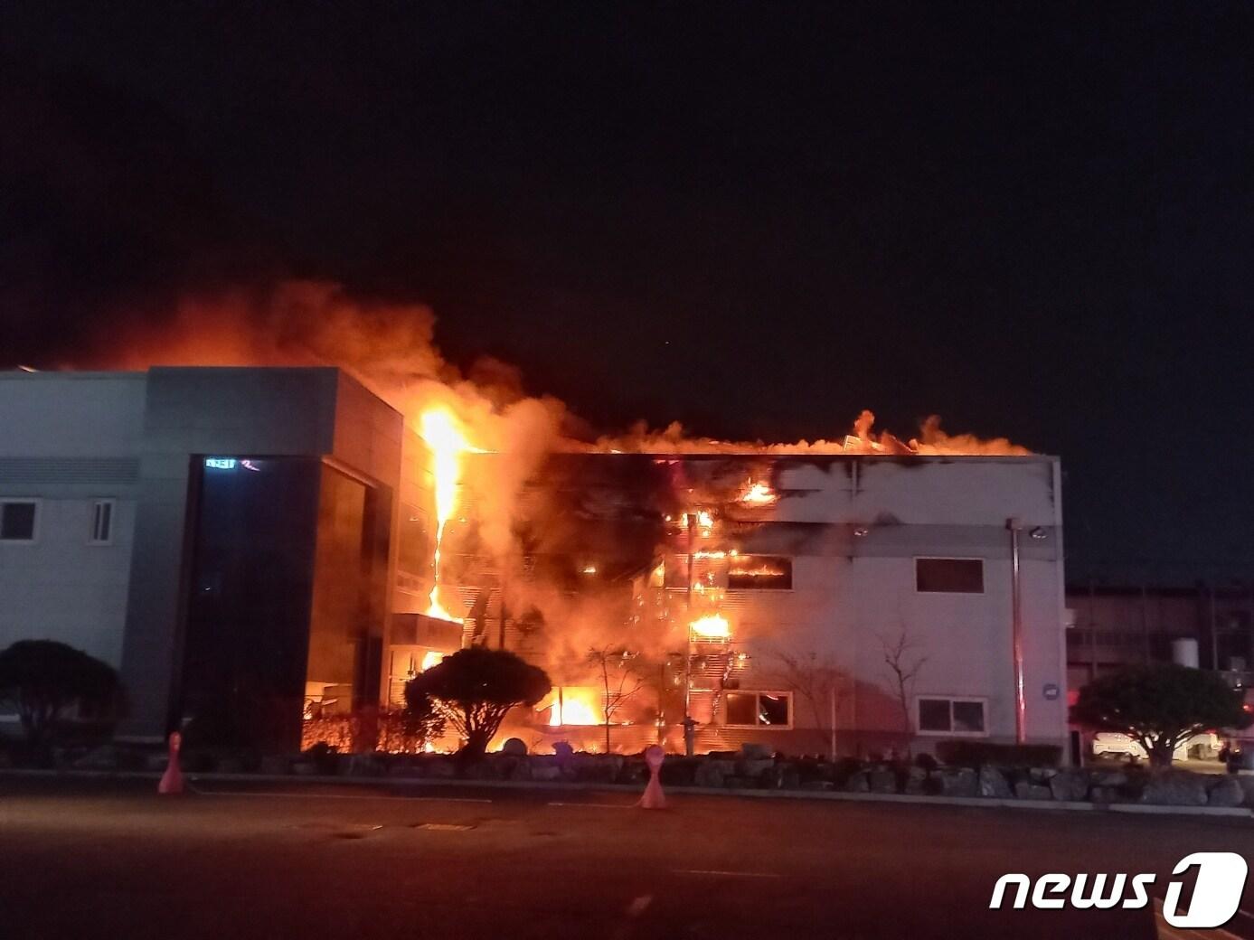 1일 오후 6시52분쯤 경북 구미시 공단동 한 공장에서 불이 나 소방당국이 진화 중이다.&#40;경북소방본부 제공&#41;