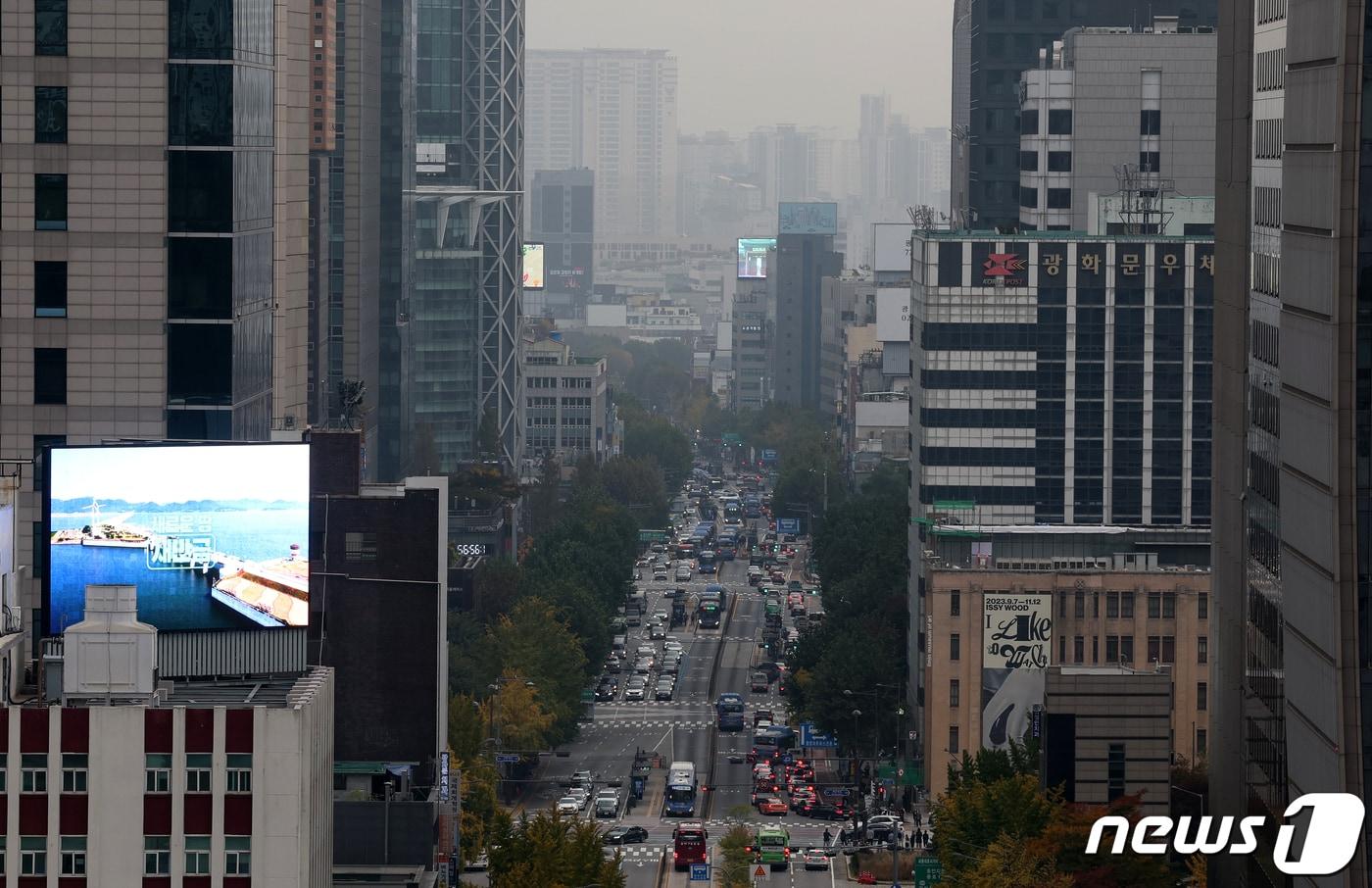 기상청이 대기 정체와 해외 유입으로 일시적으로 수도권 미세먼지 농도가 다소 높을 것으로 예상한 지난 2일 오전 서울 도심이 뿌옇게 보이고 있다. 2023.11.2/뉴스1 ⓒ News1 김진환 기자