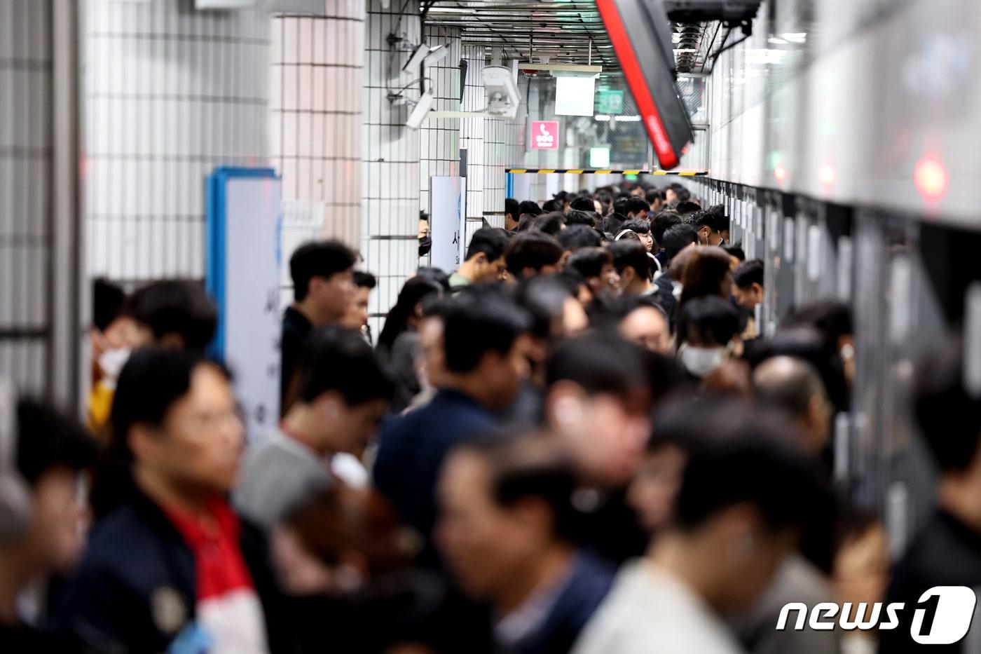 서울지하철 4호선 사당역 승강장에서 시민들이 열차를 타고 내리고 있다. &#40;사진은 기사 내용과 무관함&#41; ⓒ News1 구윤성 기자