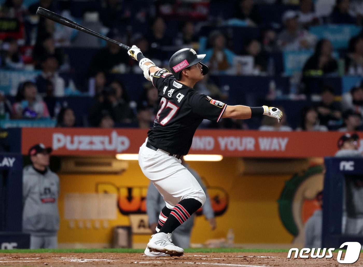 2일 오후 경남 창원시 마산회원구 양덕동 창원NC파크에서 열린 프로야구 &#39;2023 신한은행 SOL KBO 포스트시즌&#39; 플레이오프 3차전 kt 위즈와 NC 다이노스의 경기, kt 배정대가 2회초 2사 1루 투런포를 친 뒤 타구를 응시하고 있다. 2023.11.2/뉴스1 ⓒ News1 김진환 기자