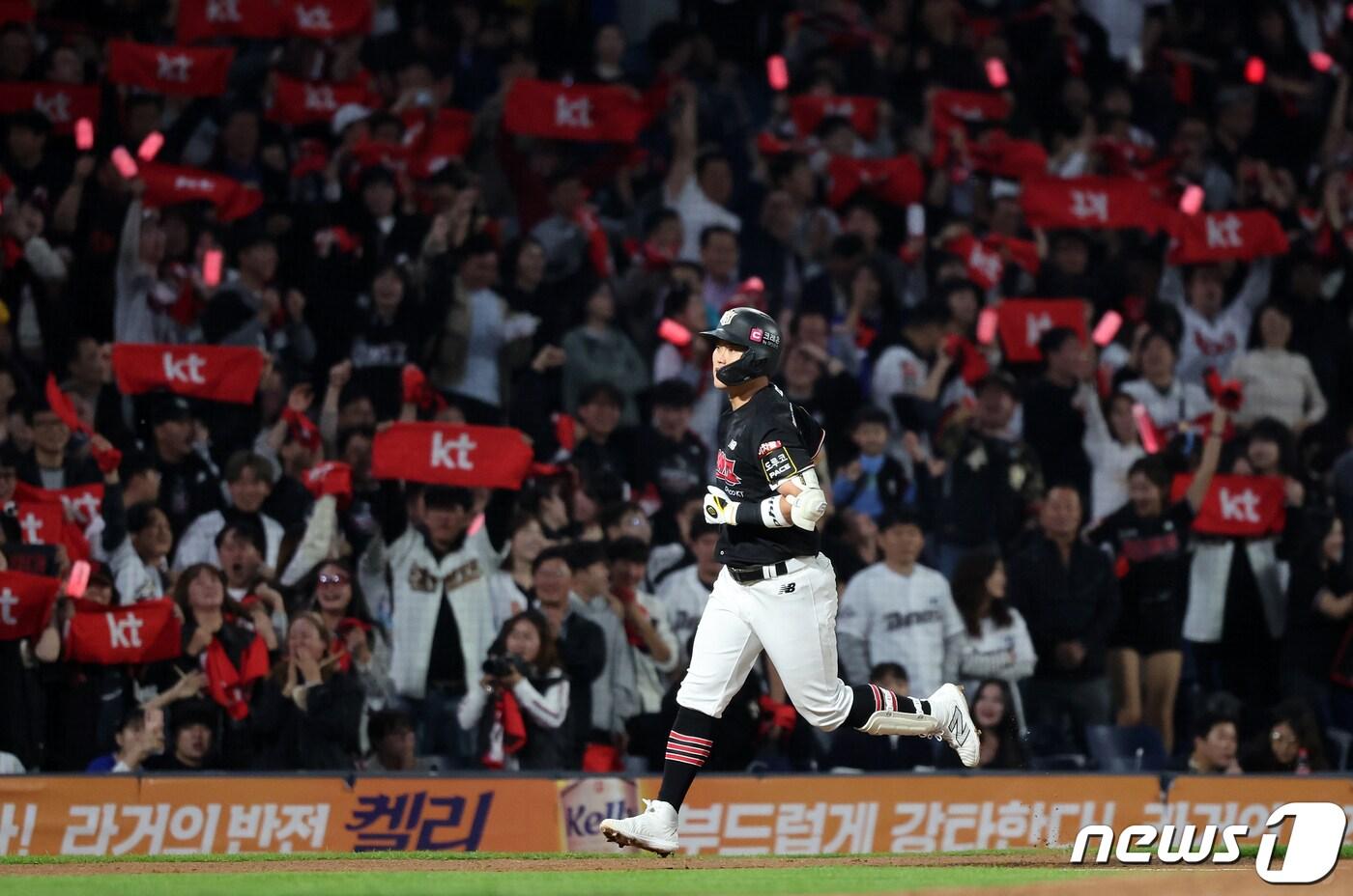 2일 오후 경남 창원시 마산회원구 양덕동 창원NC파크에서 열린 프로야구 &#39;2023 신한은행 SOL KBO 포스트시즌&#39; 플레이오프 3차전 kt 위즈와 NC 다이노스의 경기, kt 배정대가 2회초 2사 1루 투런포를 친 뒤 홈으로 향하고 있다. 2023.11.2/뉴스1 ⓒ News1 김진환 기자