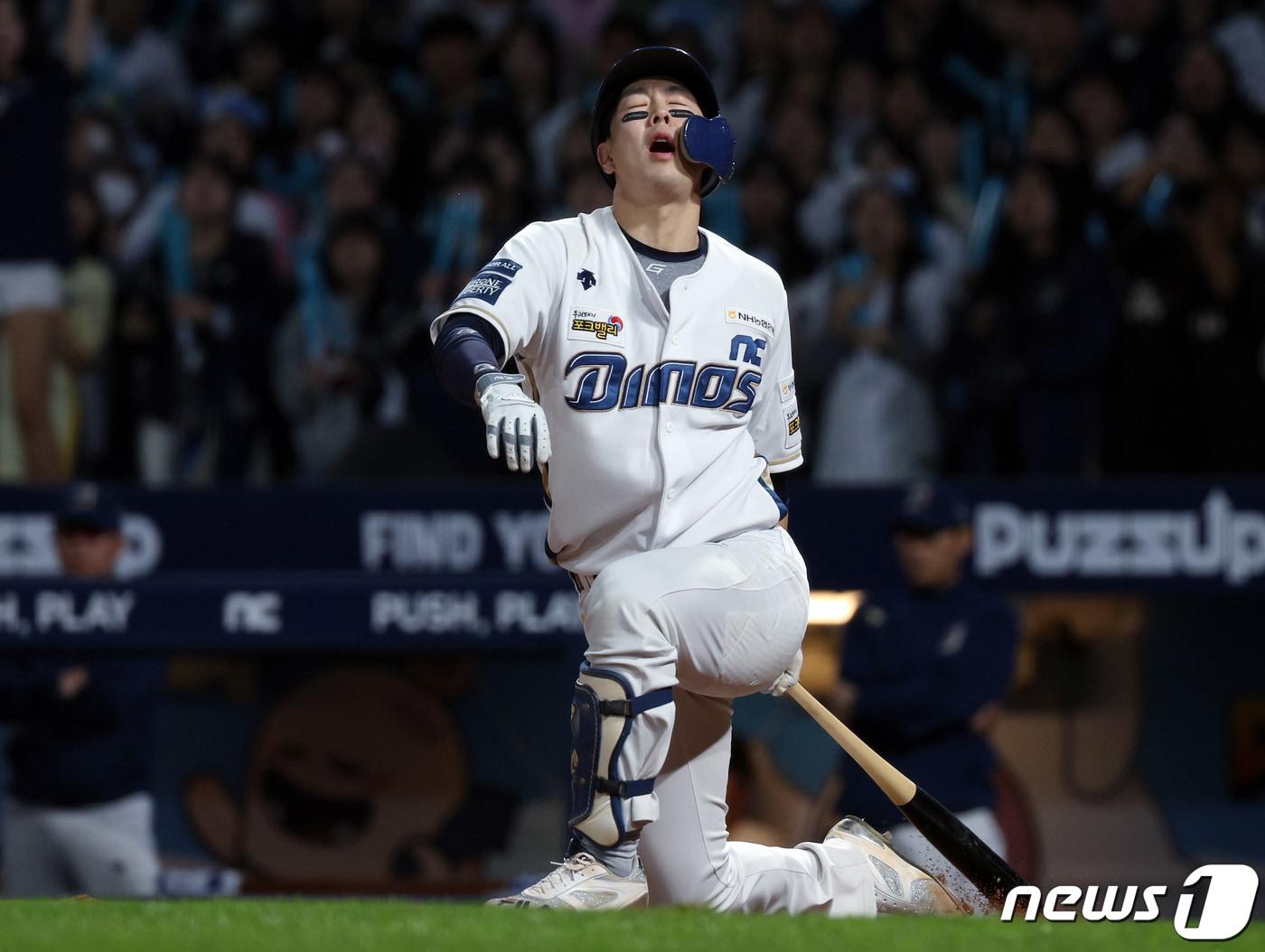 2일 오후 경남 창원시 마산회원구 양덕동 창원NC파크에서 열린 프로야구 &#39;2023 신한은행 SOL KBO 포스트시즌&#39; 플레이오프 3차전 NC 다이노스와 kt 위즈의 경기 6회말 2사 주자 1루 상황 NC 박건우가 삼진 아웃 당하고 있다. 2023.11.2/뉴스1 ⓒ News1 박정호 기자