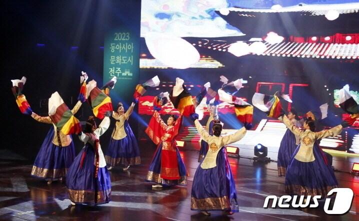 2일 전북 전주시 국립무형유산원 대공연장&#40;얼쑤마루&#41;에서 ‘동아시아문화도시 전주’ 폐막식이 개최됐다.&#40;전주시 제공&#41;/뉴스1