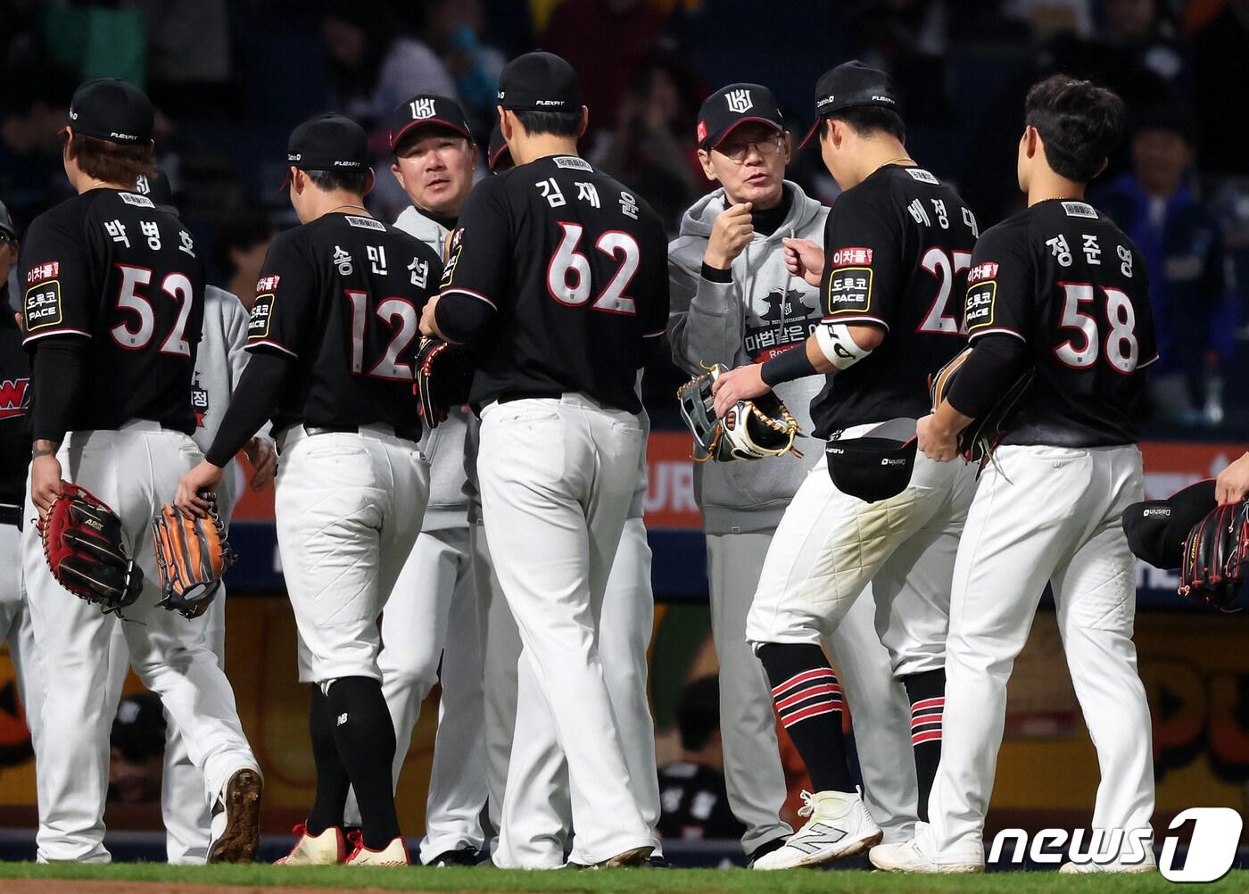 2일 오후 경남 창원시 마산회원구 양덕동 창원NC파크에서 열린 프로야구 &#39;2023 신한은행 SOL KBO 포스트시즌&#39; 플레이오프 3차전 kt 위즈와 NC 다이노스의 경기, 3대0으로 승리한 kt 이강철 감독이 선수들과 기쁨을 나누고 있다. 2023.11.2/뉴스1 ⓒ News1 김진환 기자