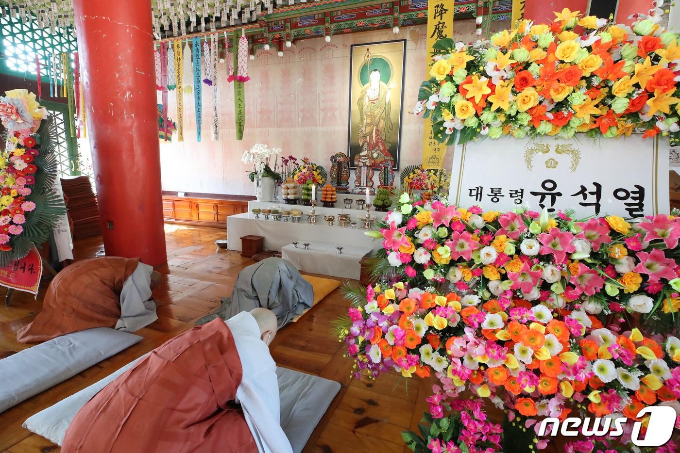 20일 오전 대구 동구 팔공총림 동화사에서 열린 윤석열 대통령의 부친 故 윤기중 연세대 명예교수의 100일재 천도법회에서 스님과 불자들이 왕생극락을 기원하고 있다. 2023.11.20/뉴스1 ⓒ News1 공정식 기자