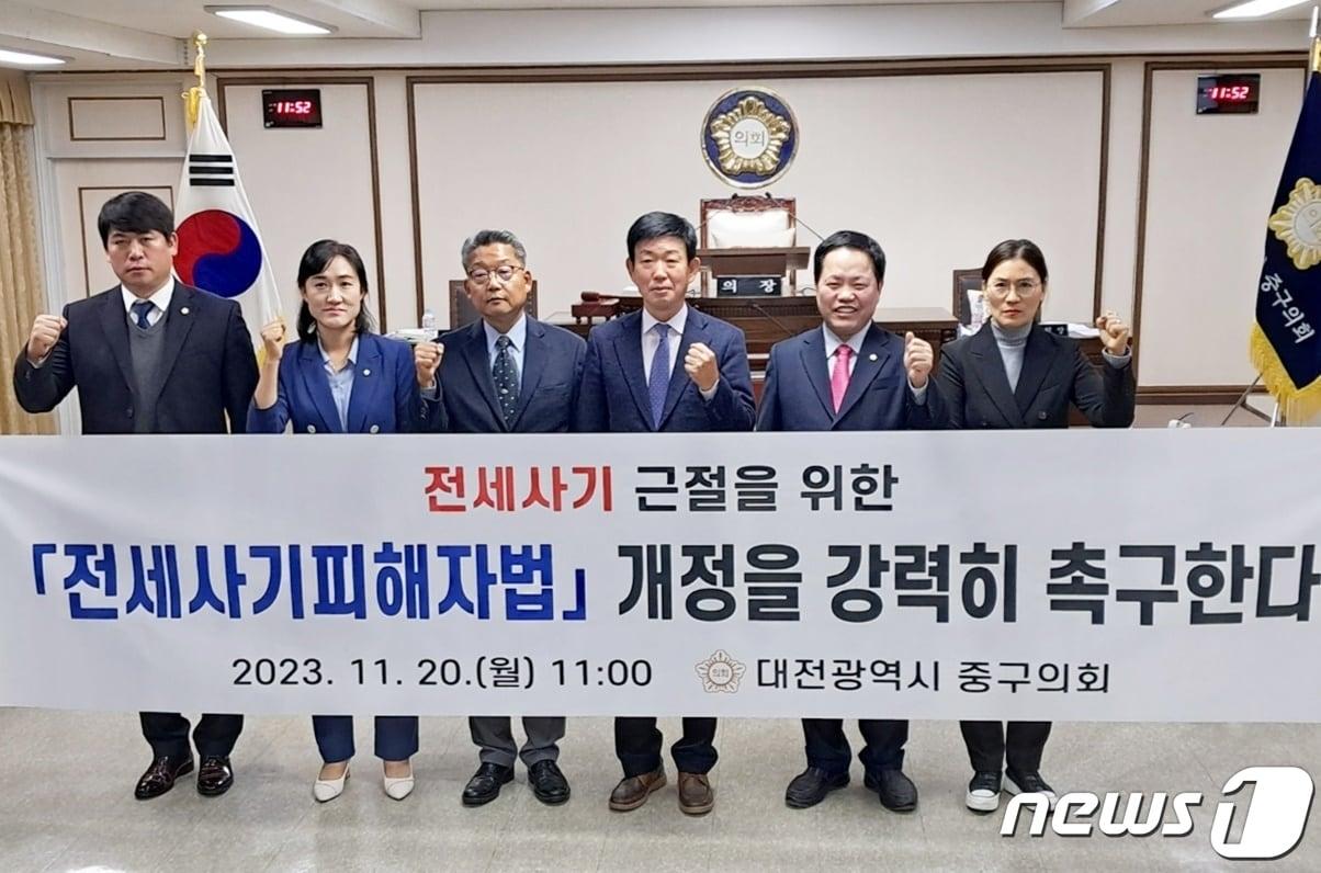 20일 대전 중구의회 제254회 2차 정례회 1차 본회의 직후 무소속 윤양수 의장&#40;오른쪽 두번째&#41;과 더불어민주당 의원들이 ‘전세사기피해자법’ 개정을 촉구하는 퍼포먼스를 하고 있다. 2023.11.20 /뉴스1 ⓒNews1 최일 기자