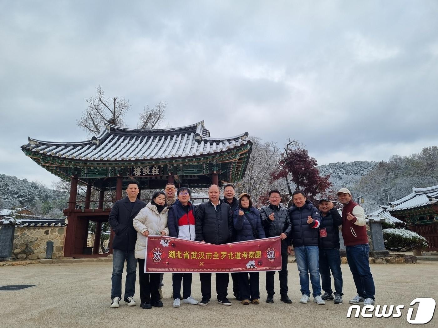  전북 정읍시는 중국 호북성 우한시의 대형 국영여행사 등 9개 여행사의 대표단을 초청해 지난 15일부터 19일까지 4박 5일 일정으로 전북 서남권 팸투어를 실시했다.&#40;정읍시 제공&#41;2023.11.20/뉴스1