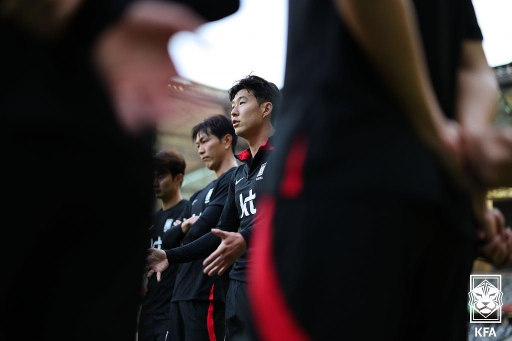 대한민국 축구 국가대표 손흥민이 2026 북중미 월드컵 아시아지역 2차 예선 중국과의 경기를 하루 앞둔 20일 중국 선전 유니버시아드 스포츠센터 경기장에서 훈련에 앞서 선수들과 대화하고 있다. &#40;대한축구협회 제공&#41; 2023.11.20/뉴스1