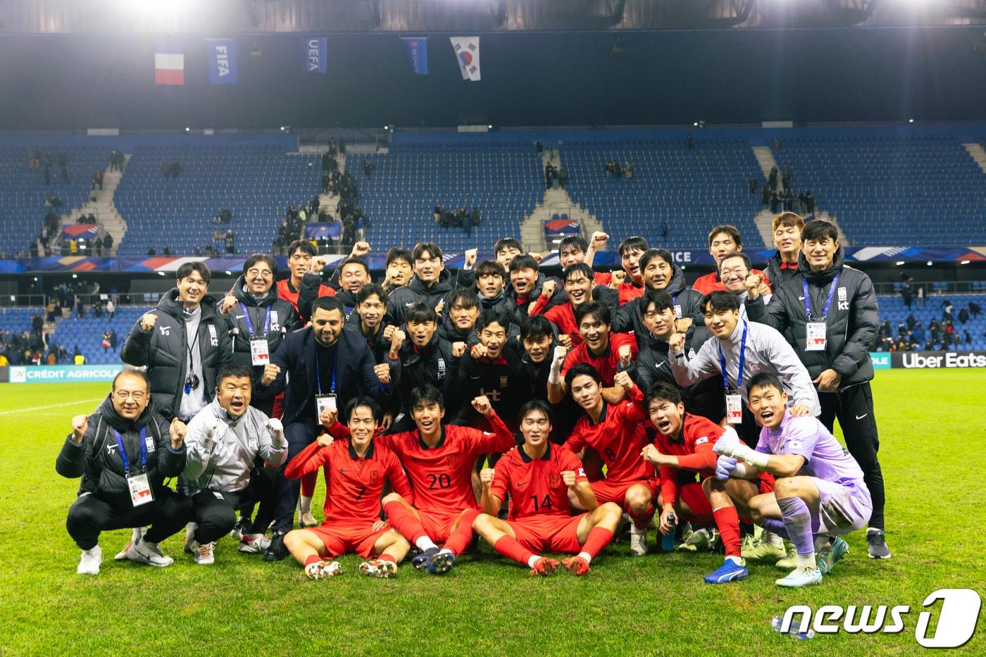 20일 오후&#40;현지시간&#41; 프랑스 노르망디 지방의 항구도시 르아브르 ‘스타드 오세안&#40;Stade Oc&eacute;ane&#41;’에서 프랑스 21세 이하&#40;U-21&#41; 대표팀과의 평가전에서 3대 0 완승을 거둔 대한민국 올림픽 대표팀 황선홍 감독&#40;두번째줄 왼쪽 두번째&#41;과 선수 및 코치진이 환호하며 포즈를 취하고 있다. 2023.11.21/뉴스1 ⓒ News1 이준성 기자