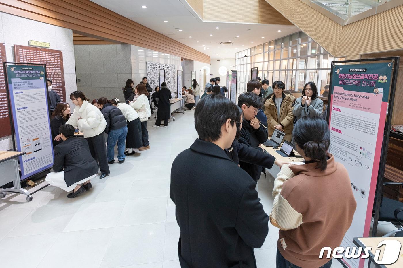 상명대 융합공과대학이 지난 20~21일 서울캠퍼스 미래백년관에서 개최한 휴먼지능정보공학전공의 졸업 포트폴리오 페스티벌을 찾은 관람객들이 전시 작품을 관람하고 있다. &#40;상명대 제공&#41;