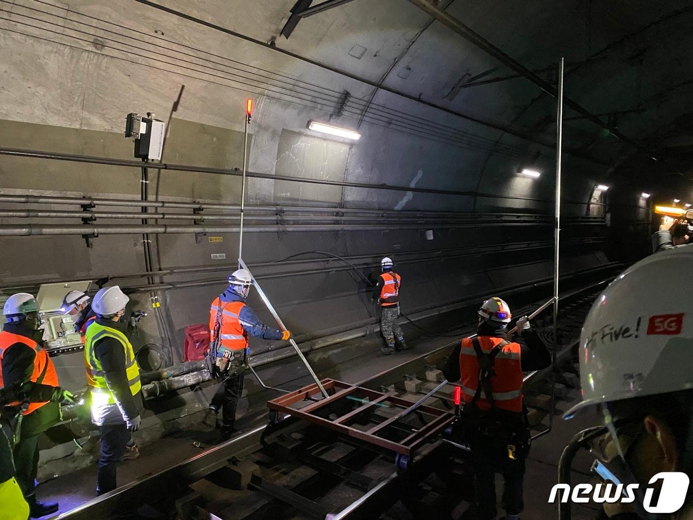 지난해 2월16일 5G 28㎓ 지하철 와이파이 장비와 객차 충돌을 방지하기 위해 작업자들이 건축한계측정을 하고 있다. 2022.2.16/뉴스1 ⓒ News1 이기범 기자